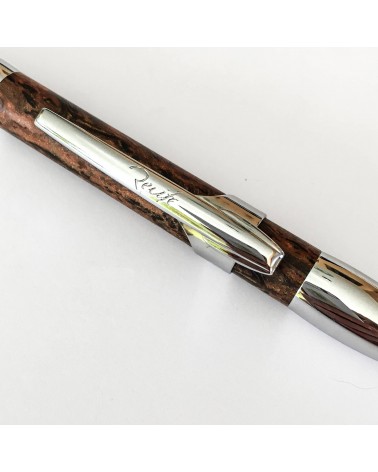 Stylo-bille Récife Baoshi Shakin Ambre mat, inspiré par le pouvoir des pierres précieuses, qui s’ouvre d’une petite secousse