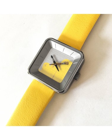 Montre AKTEO Peinture sQuare 29 Jaune, bracelet cuir jaune.