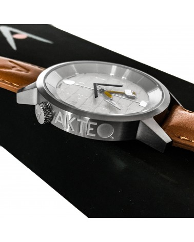 Montre AKTEO Maçon 38 Blanc-Acier Inox, bracelet cuir cognac