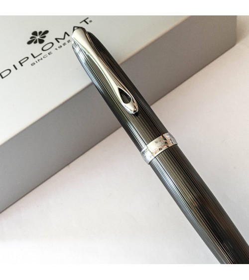 Stylo-plume Diplomat Excellence A2 Guilloché Noir-Chrome, fabriqué en Allemagne