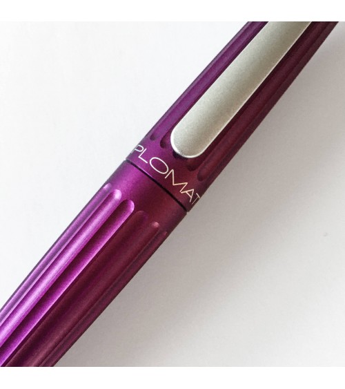 Stylo-bille Diplomat Aero Violet, attributs gris mat