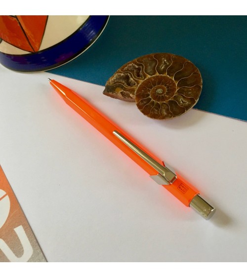 Porte-mine Caran d'Ache 849: Fluo Line orange. L'Ecritoire design, Lausanne.