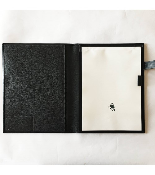Porte-bloc PA Derby format A4 cuir anthracite, 1 compartiment cartes et 1 pour feuilles A4, boucle stylo, bloc-notes.