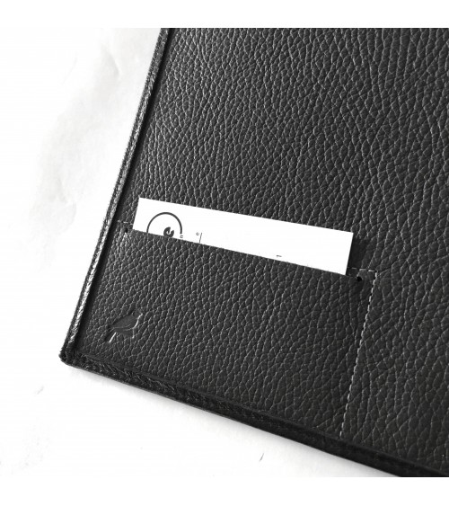 Porte-bloc PA Derby format A4 cuir anthracite, 1 compartiment cartes et 1 pour feuilles A4, boucle stylo, bloc-notes.
