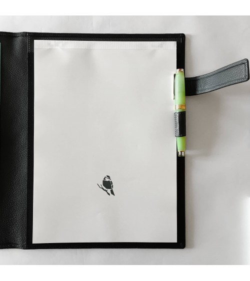 Porte-bloc PA Derby format A4 cuir anthracite, 1 compartiment cartes et 1 pour feuilles A4, boucle stylo, bloc-notes.