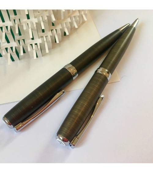 Stylo-bille Diplomat Excellence A2 Oxyd Iron à gauche et Oxyd Brass à droite. L'Ecritoire design, Lausanne.