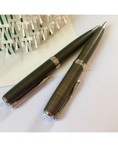 Stylo-bille Diplomat Excellence A2 Oxyd Iron à gauche et Oxyd Brass à droite. L'Ecritoire design, Lausanne.