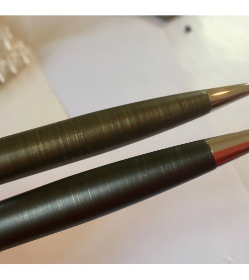 Stylo-bille Diplomat Excellence A2 Oxyd Brass en haut et Oxyd Iron en bas. L'Ecritoire design, Lausanne.