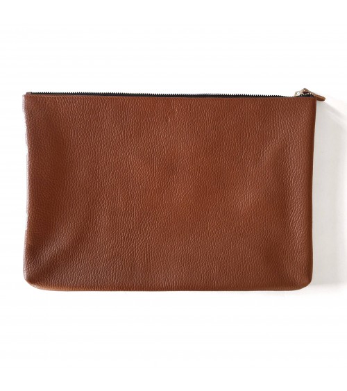 Poche plate zippée pour format A4, cuir grainé cognac doublé.