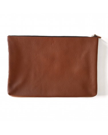 Poche plate zippée pour format A4, cuir grainé cognac doublé.