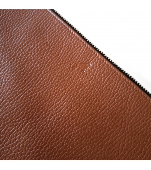 Poche plate zippée pour format A4, cuir grainé cognac doublé.