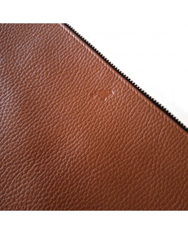 Poche plate zippée pour format A4, cuir grainé cognac doublé.