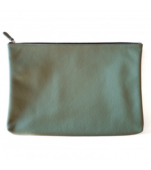 Poche plate zippée pour format A4, cuir grainé vert sauge doublé.