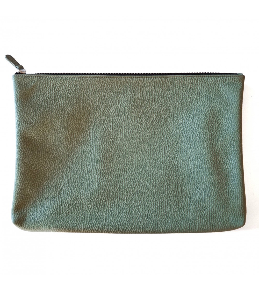 Poche plate zippée pour format A4, cuir grainé vert sauge doublé.