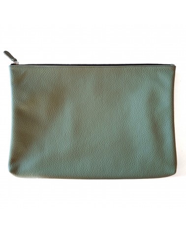 Poche plate zippée pour format A4, cuir grainé vert sauge doublé.