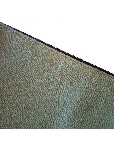 Poche plate zippée pour format A4, cuir grainé vert sauge doublé.