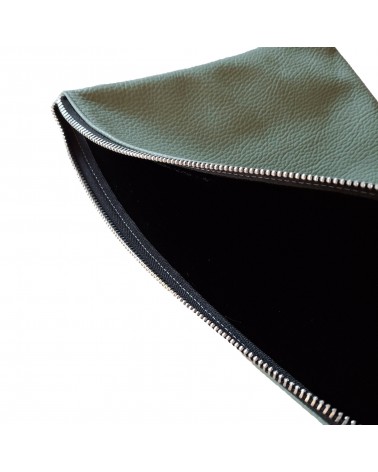 Poche plate zippée pour format A4, cuir grainé vert sauge doublé.