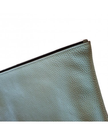 Poche plate zippée pour format A4, cuir grainé vert sauge doublé.