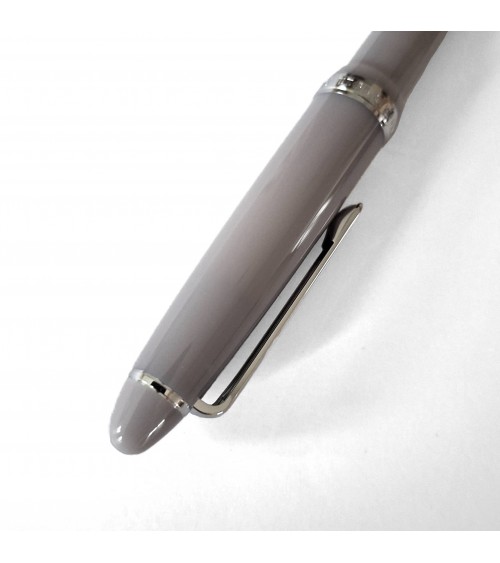 Stylo-bille Sailor Shikiori Sansui Kamoshika (gris), résine gris clair tirant sur le mauve, attributs couleur argent.