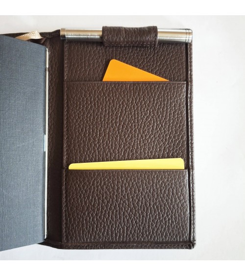 Carnet X47 rechargeable, cuir brun foncé, format A6, contient 4 carnets