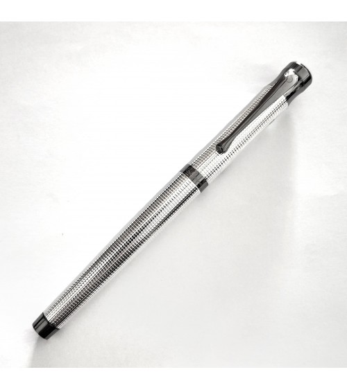 Stylo-plume Waldmann Tango ruthénium, argent sterling 925 entièrement guilloché décor petites pyramides, bec or 18 carats