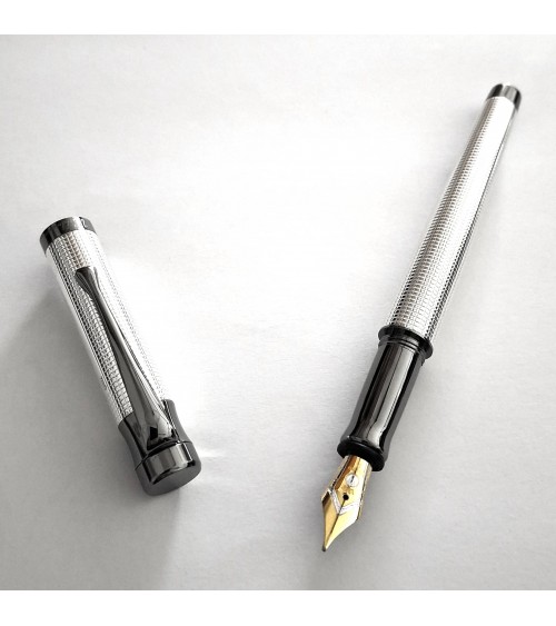 Stylo-plume Waldmann Tango ruthénium, argent sterling 925 entièrement guilloché décor petites pyramides, bec or 18 carats