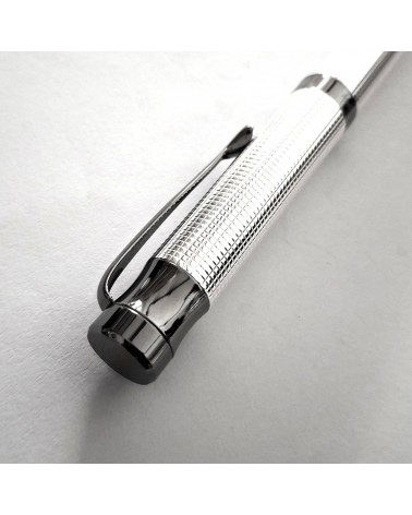 Stylo-plume Waldmann Tango ruthénium, argent sterling 925 entièrement guilloché décor petites pyramides, bec or 18 carats