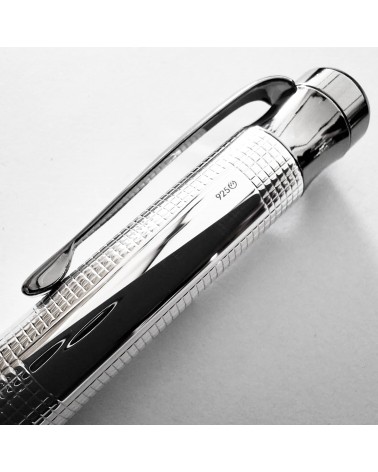Stylo-plume Waldmann Tango ruthénium, argent sterling 925 entièrement guilloché décor petites pyramides, bec or 18 carats