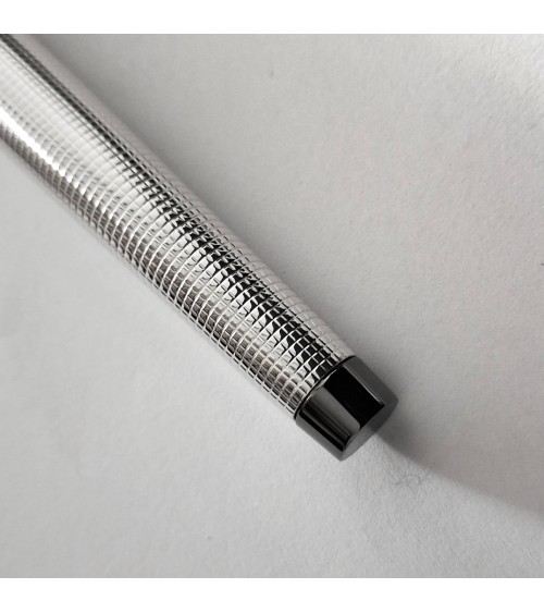 Stylo-plume Waldmann Tango ruthénium, argent sterling 925 entièrement guilloché décor petites pyramides, bec or 18 carats