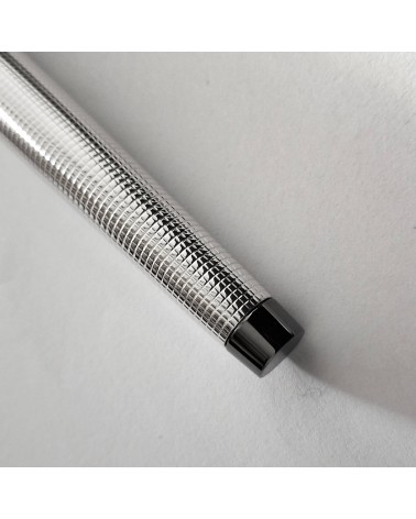 Stylo-plume Waldmann Tango ruthénium, argent sterling 925 entièrement guilloché décor petites pyramides, bec or 18 carats