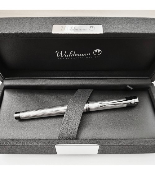 Stylo-plume Waldmann Tango ruthénium, argent sterling 925 entièrement guilloché décor petites pyramides, bec or 18 carats