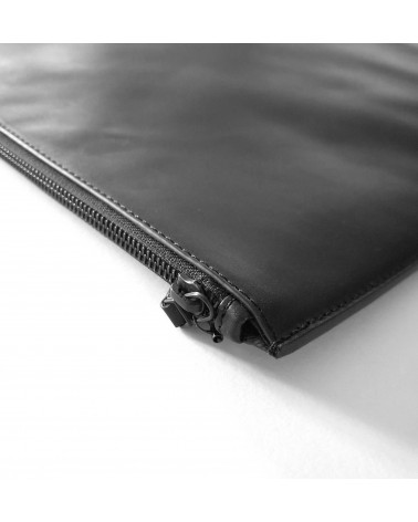 Poche plate zippée sur deux côtés pour grands formats, cuir noir doublé tissu.