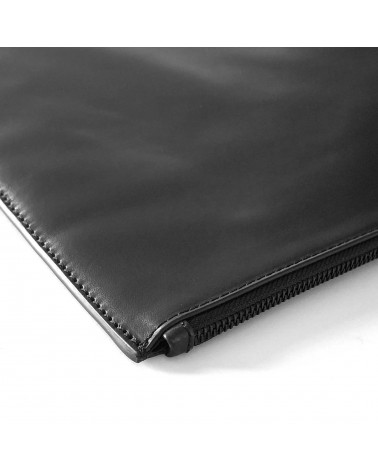 Poche plate zippée sur deux côtés pour grands formats, cuir noir doublé tissu.