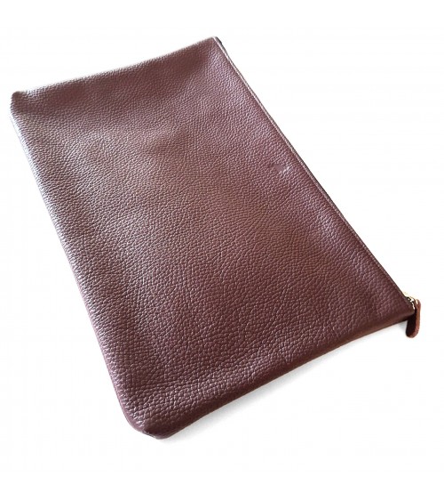 Poche plate zippée pour format A4, cuir grainé bordeaux foncé, doublé.