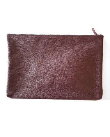 Poche plate zippée pour format A4, cuir grainé bordeaux foncé, doublé.