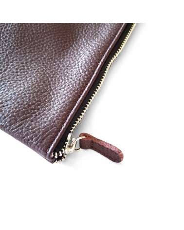 Poche plate zippée pour format A4, cuir grainé bordeaux foncé, doublé.