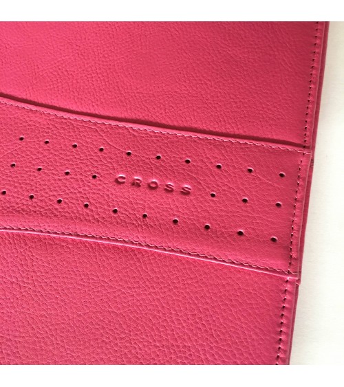 Porte bloc Cross A4, cuir pleine fleur rose, 4 compartiments pour cartes, 3 poches de différentes tailles, stylo-bille Cross.
