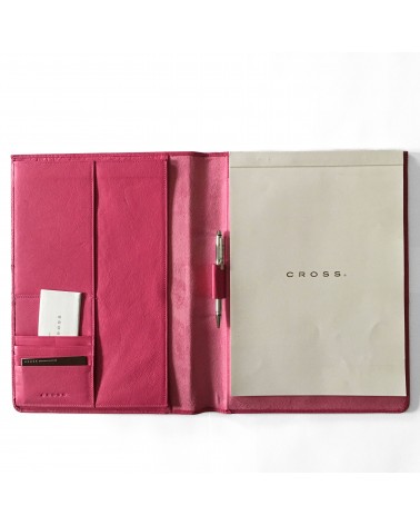 Porte bloc Cross A4, cuir pleine fleur rose, 4 compartiments pour cartes, 3 poches de différentes tailles, stylo-bille Cross.
