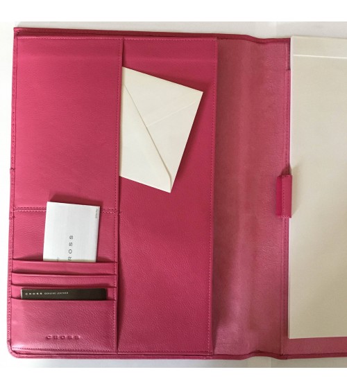 Porte bloc Cross A4, cuir pleine fleur rose, 4 compartiments pour cartes, 3 poches de différentes tailles, stylo-bille Cross.