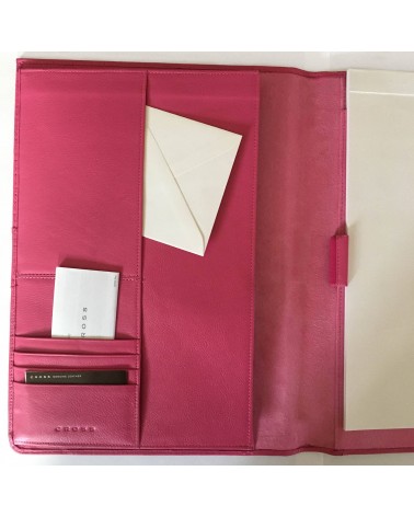 Porte bloc Cross A4, cuir pleine fleur rose, 4 compartiments pour cartes, 3 poches de différentes tailles, stylo-bille Cross.