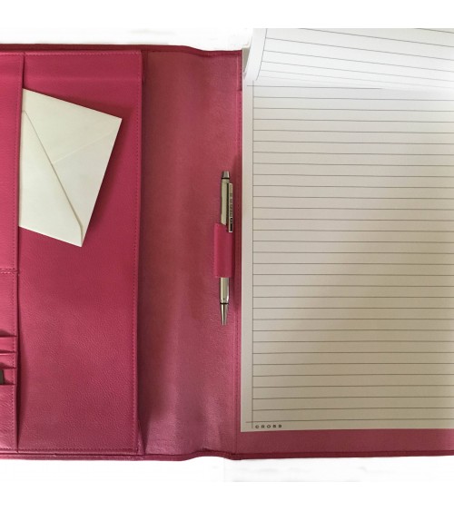 Porte bloc Cross A4, cuir pleine fleur rose, 4 compartiments pour cartes, 3 poches de différentes tailles, stylo-bille Cross.