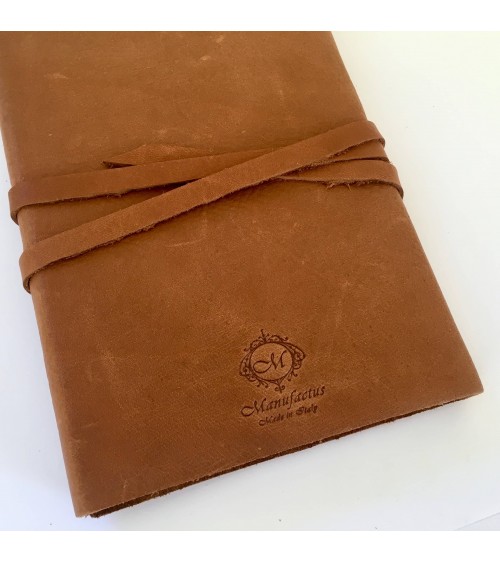 Carnet Manufactus Laccio, couverture cuir veau cognac, dos du carnet. L'Ecritoire design, Lausanne.