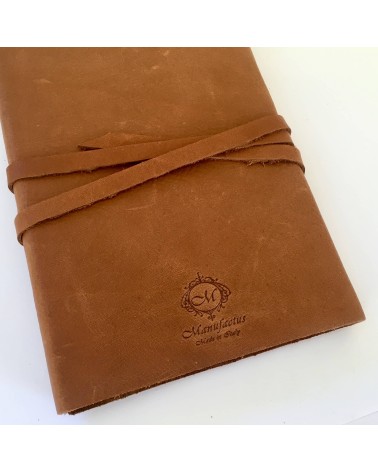 Carnet Manufactus Laccio, couverture cuir veau cognac, dos du carnet. L'Ecritoire design, Lausanne.