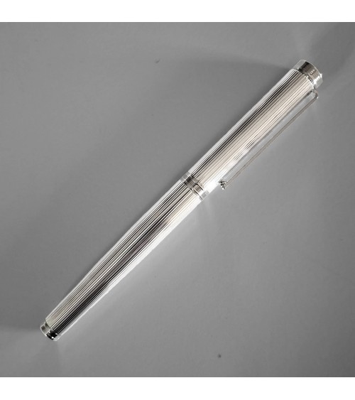 Stylo-plume Waldmann Tapio, argent sterling 925, entièrement guilloché de lignes parallèles longitudinales, bec inox