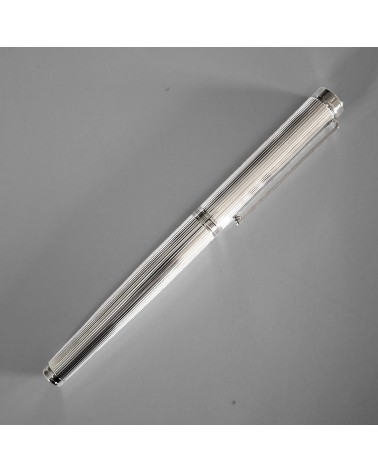 Stylo-plume Waldmann Tapio, argent sterling 925, entièrement guilloché de lignes parallèles longitudinales, bec inox
