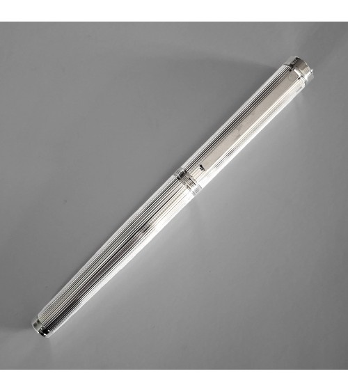 Stylo-plume Waldmann Tapio, argent sterling 925, entièrement guilloché de lignes parallèles longitudinales, bec inox