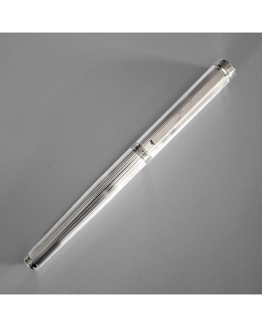 Stylo-plume Waldmann Tapio, argent sterling 925, entièrement guilloché de lignes parallèles longitudinales, bec inox