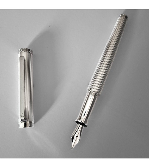Stylo-plume Waldmann Tapio, argent sterling 925, entièrement guilloché de lignes parallèles longitudinales, bec inox