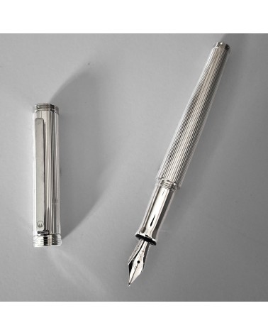 Stylo-plume Waldmann Tapio, argent sterling 925, entièrement guilloché de lignes parallèles longitudinales, bec inox