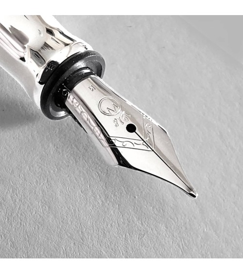 Stylo-plume Waldmann Tapio, argent sterling 925, entièrement guilloché de lignes parallèles longitudinales, bec inox